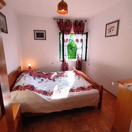 Old Stone House - Mira